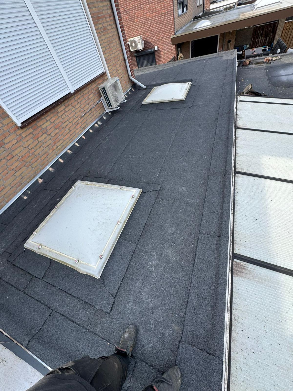 Plat dak met lichtkoepels door Ten Broeke